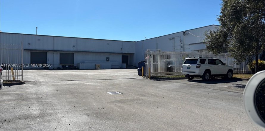 Propiedad comercial en Miami Gardens, Florida № 2158428