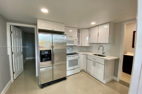 Купить виллу или дом в Норт-Майами-Бич, Флорида 3 спальни, 65.22м2, № 1991976 - фото 12