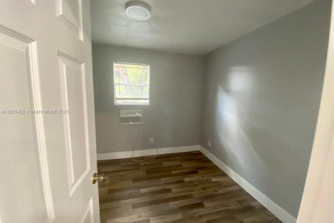 Купить виллу или дом в Норт-Майами-Бич, Флорида 3 спальни, 65.22м2, № 1991976 - фото 2