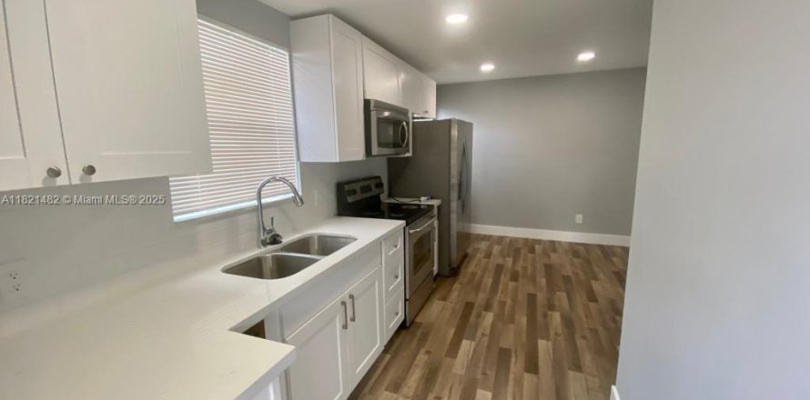 Дом в Норт-Майами-Бич, Флорида 3 спальни, 65.22м2 № 1991976