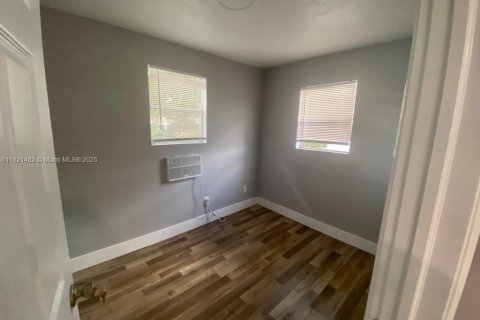 Купить виллу или дом в Норт-Майами-Бич, Флорида 3 спальни, 65.22м2, № 1991976 - фото 17