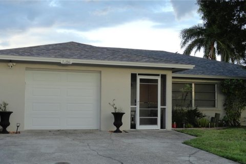 House in Port Charlotte, Florida 3 bedrooms, 156.63 sq.m. № 2225554