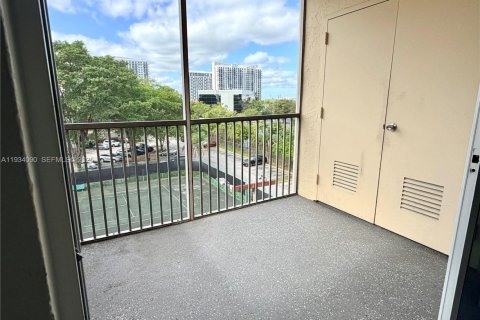 Снять в аренду кондоминиум в Дорал, Флорида 1 спальня, 75.25м2, № 1992403 - фото 11