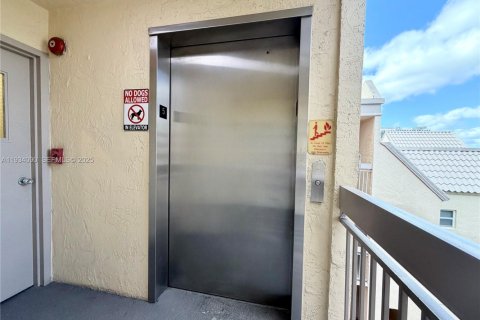 Снять в аренду кондоминиум в Дорал, Флорида 1 спальня, 75.25м2, № 1992403 - фото 16