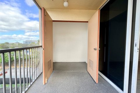 Снять в аренду кондоминиум в Дорал, Флорида 1 спальня, 75.25м2, № 1992403 - фото 13