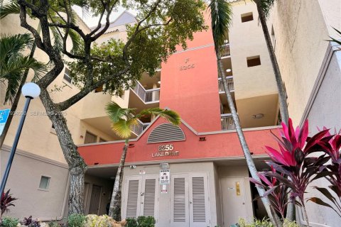 Снять в аренду кондоминиум в Дорал, Флорида 1 спальня, 75.25м2, № 1992403 - фото 1