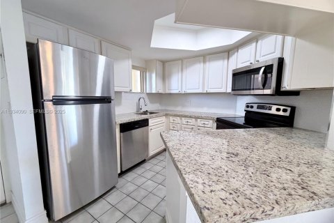 Снять в аренду кондоминиум в Дорал, Флорида 1 спальня, 75.25м2, № 1992403 - фото 2