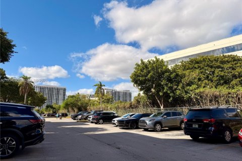 Снять в аренду кондоминиум в Дорал, Флорида 1 спальня, 75.25м2, № 1992403 - фото 17