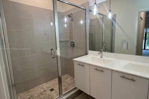 Снять в аренду таунхаус в Дорал, Флорида 3 спальни, 132.29м2, № 1948311 - фото 13