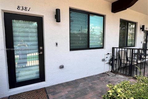 Снять в аренду таунхаус в Дорал, Флорида 3 спальни, 132.29м2, № 1948311 - фото 2