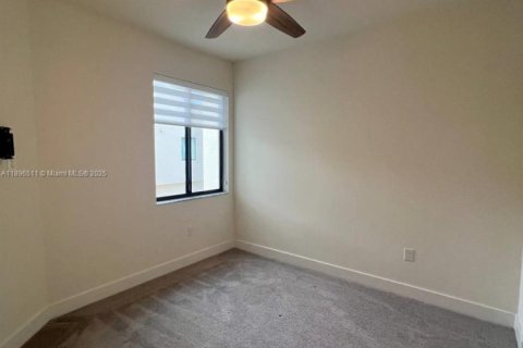 Снять в аренду таунхаус в Дорал, Флорида 3 спальни, 132.29м2, № 1948311 - фото 14