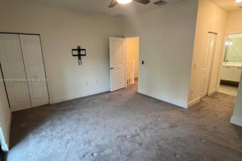 Снять в аренду таунхаус в Дорал, Флорида 3 спальни, 132.29м2, № 1948311 - фото 9