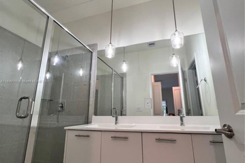 Снять в аренду таунхаус в Дорал, Флорида 3 спальни, 132.29м2, № 1948311 - фото 12