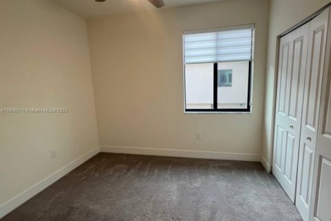 Снять в аренду таунхаус в Дорал, Флорида 3 спальни, 132.29м2, № 1948311 - фото 19