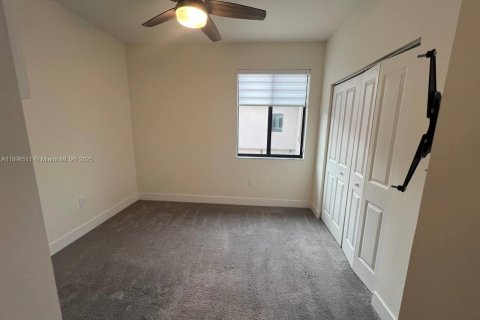 Снять в аренду таунхаус в Дорал, Флорида 3 спальни, 132.29м2, № 1948311 - фото 20