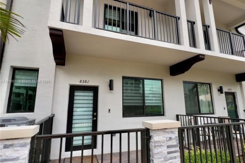 Снять в аренду таунхаус в Дорал, Флорида 3 спальни, 132.29м2, № 1948311 - фото 1