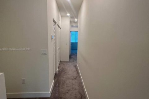 Снять в аренду таунхаус в Дорал, Флорида 3 спальни, 132.29м2, № 1948311 - фото 8