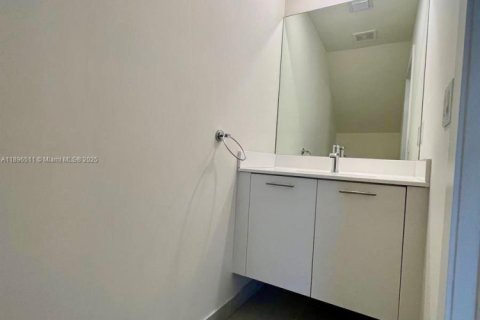 Снять в аренду таунхаус в Дорал, Флорида 3 спальни, 132.29м2, № 1948311 - фото 5