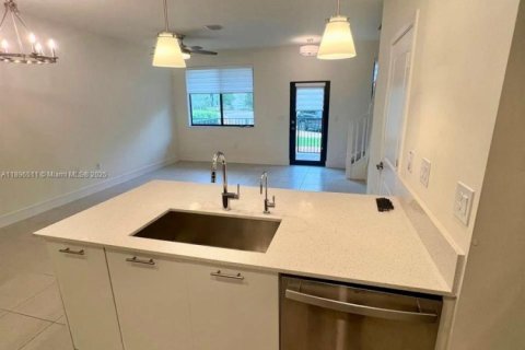 Снять в аренду таунхаус в Дорал, Флорида 3 спальни, 132.29м2, № 1948311 - фото 4