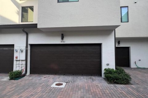 Снять в аренду таунхаус в Дорал, Флорида 3 спальни, 132.29м2, № 1948311 - фото 21