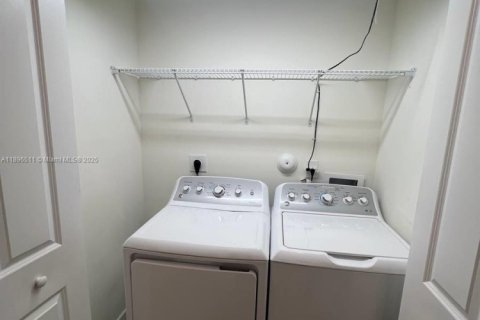 Снять в аренду таунхаус в Дорал, Флорида 3 спальни, 132.29м2, № 1948311 - фото 18