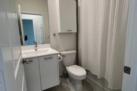 Снять в аренду таунхаус в Дорал, Флорида 3 спальни, 132.29м2, № 1948311 - фото 17