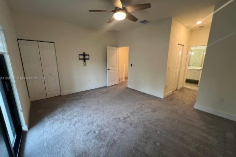 Снять в аренду таунхаус в Дорал, Флорида 3 спальни, 132.29м2, № 1948311 - фото 10