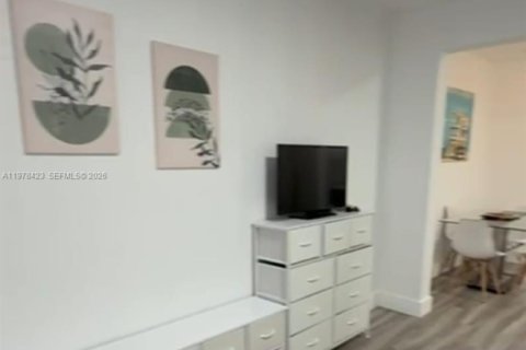 Condo in Miami Beach, Florida  № 2042189 - photo 2