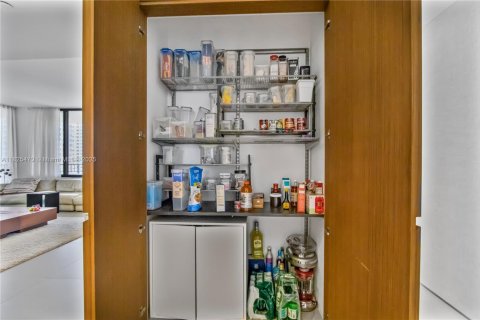 Condominio en venta en Miami, Florida, 3 dormitorios, 175.59 m2 № 2034494 - foto 28