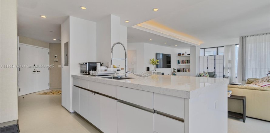 Condominio en Miami, Florida, 3 dormitorios  № 2034494