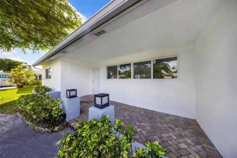 House in Hollywood, Florida 4 bedrooms, 212.28 sq.m. № 2013699 - photo 2