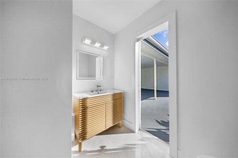 House in Hollywood, Florida 4 bedrooms, 212.28 sq.m. № 2013699 - photo 30