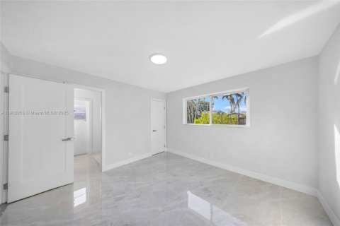 House in Hollywood, Florida 4 bedrooms, 212.28 sq.m. № 2013699 - photo 27