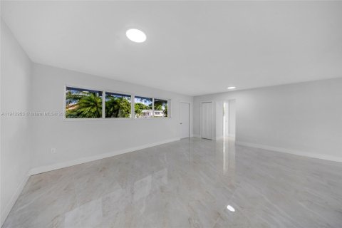 House in Hollywood, Florida 4 bedrooms, 212.28 sq.m. № 2013699 - photo 7