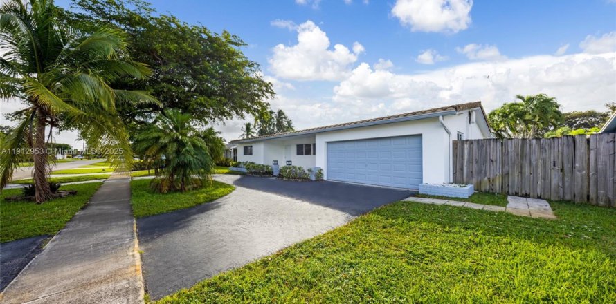 House in Hollywood, Florida 4 bedrooms, 212.28 sq.m. № 2013699