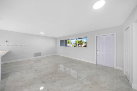House in Hollywood, Florida 4 bedrooms, 212.28 sq.m. № 2013699 - photo 9