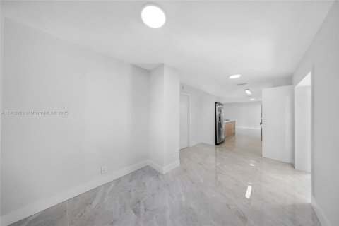 House in Hollywood, Florida 4 bedrooms, 212.28 sq.m. № 2013699 - photo 21