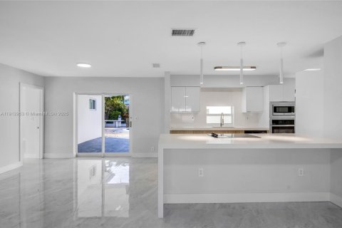 House in Hollywood, Florida 4 bedrooms, 212.28 sq.m. № 2013699 - photo 11