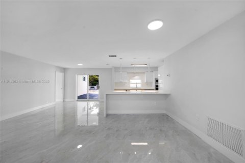 House in Hollywood, Florida 4 bedrooms, 212.28 sq.m. № 2013699 - photo 4