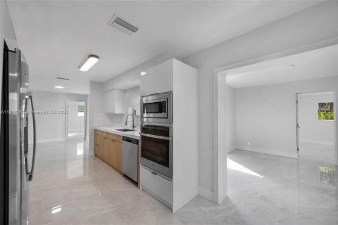 House in Hollywood, Florida 4 bedrooms, 212.28 sq.m. № 2013699 - photo 18