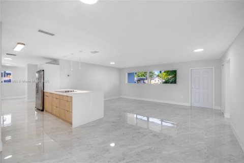 House in Hollywood, Florida 4 bedrooms, 212.28 sq.m. № 2013699 - photo 13