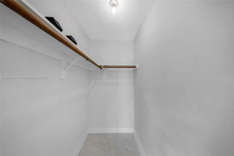 House in Hollywood, Florida 4 bedrooms, 212.28 sq.m. № 2013699 - photo 29