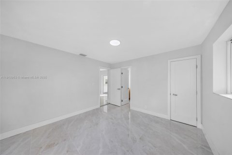 House in Hollywood, Florida 4 bedrooms, 212.28 sq.m. № 2013699 - photo 28