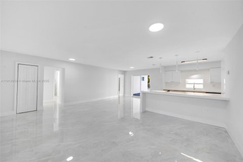 House in Hollywood, Florida 4 bedrooms, 212.28 sq.m. № 2013699 - photo 5