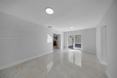 House in Hollywood, Florida 4 bedrooms, 212.28 sq.m. № 2013699 - photo 24