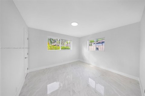 House in Hollywood, Florida 4 bedrooms, 212.28 sq.m. № 2013699 - photo 26