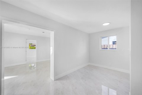 House in Hollywood, Florida 4 bedrooms, 212.28 sq.m. № 2013699 - photo 20