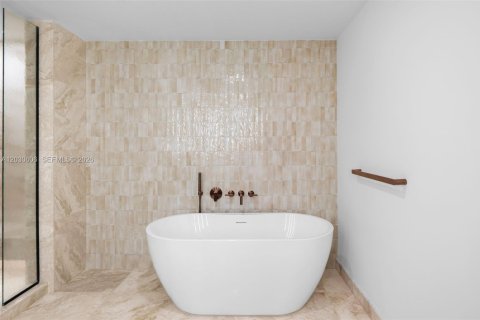 Condo in Bay Harbor Islands, Florida, 1 bedroom № 2241417 - photo 24