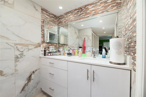 Copropriété à vendre à Tamarac, Floride: 2 chambres, 123.1 m2 № 2065130 - photo 24