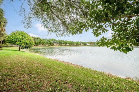 House in Miramar, Florida 5 bedrooms, 244.98 sq.m. № 1695531 - photo 1